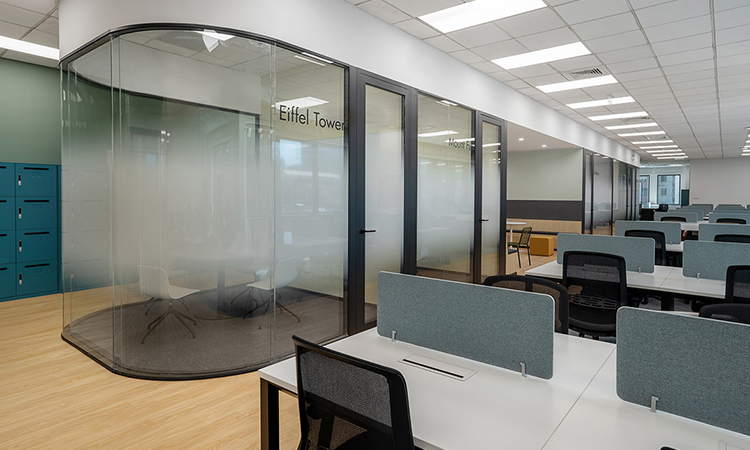 上海300平廣告公司員工辦公區個性化裝修方案